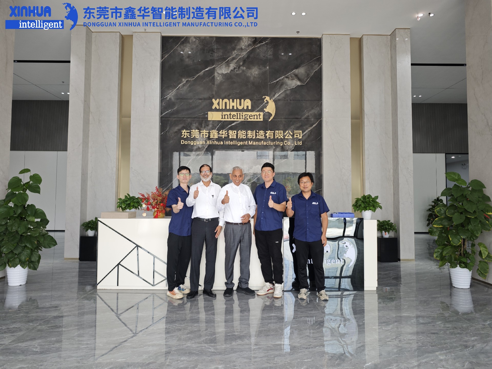 鑫華智能來訪問的外貿(mào)客戶與同事合影