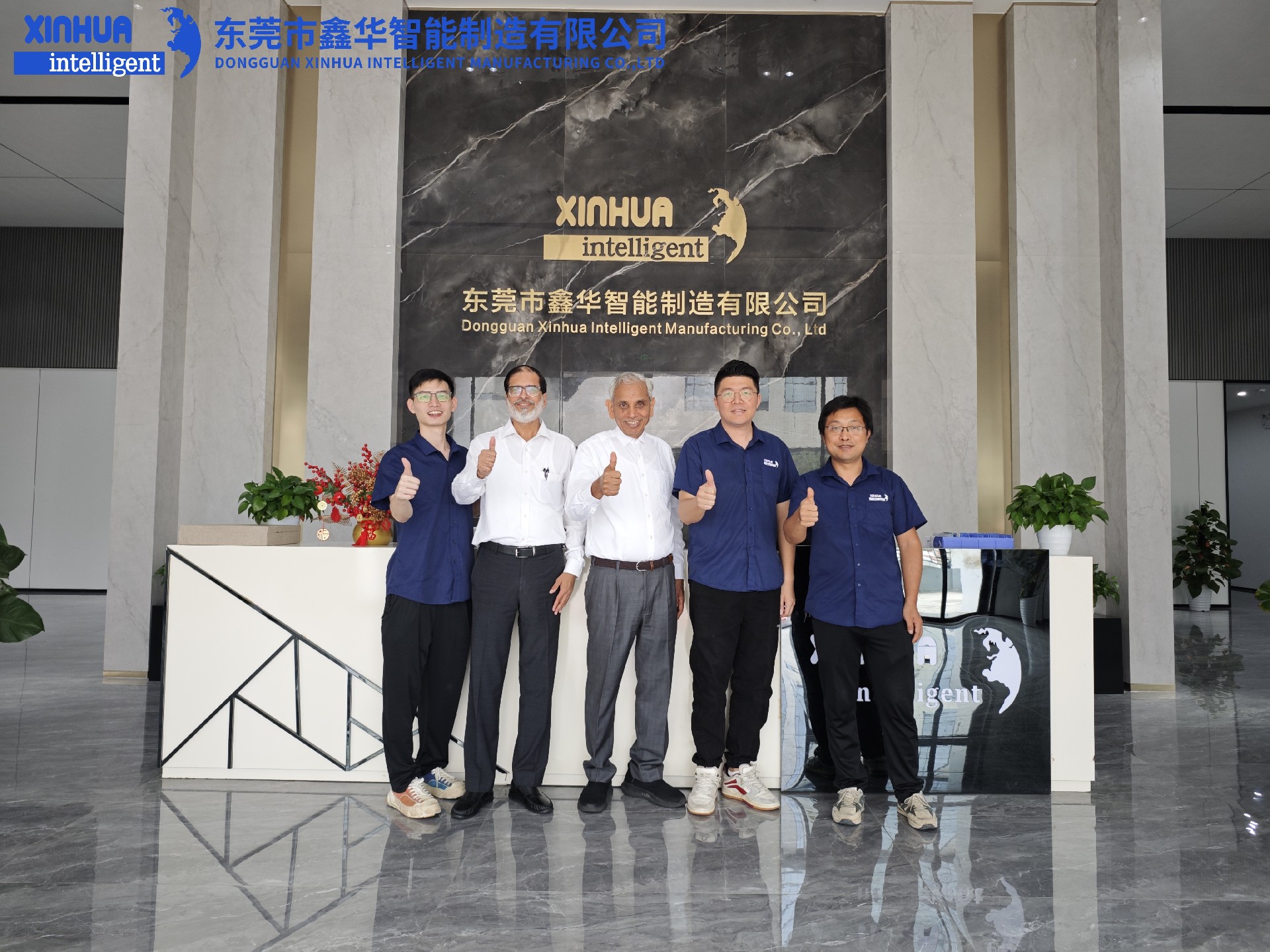 鑫華智能2位印度客戶與外貿部主管同事合影